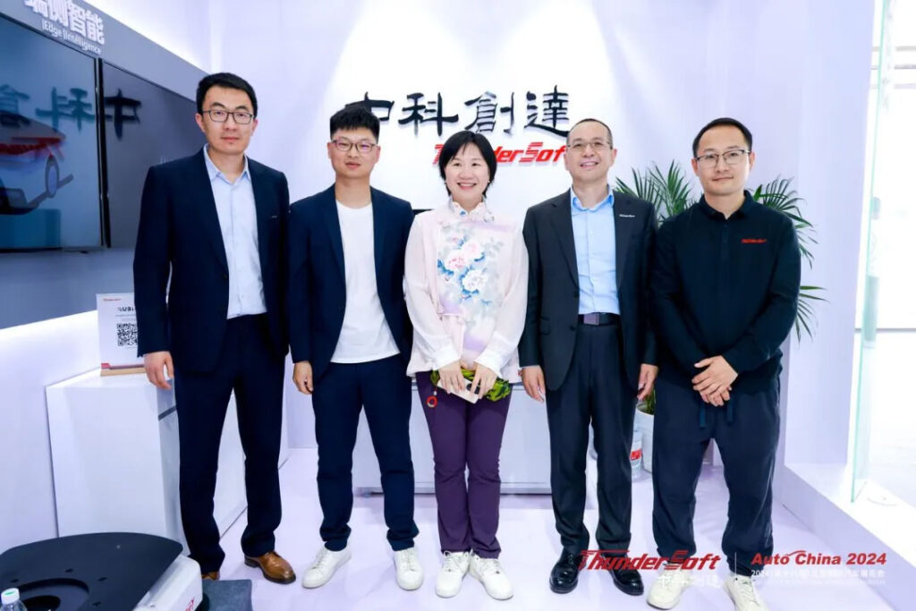 共話跨域融合新趨勢 北京車展中科創達展臺門庭若市,大咖云集插圖22 共話跨域融合新趨勢 北京車展中科創達展臺門庭若市,大咖云集插圖22