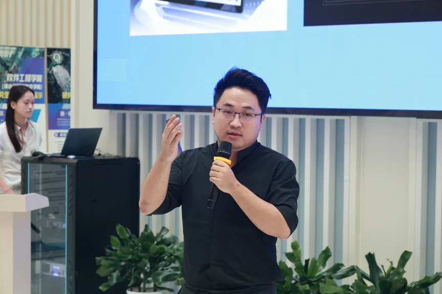 临港汽车软件联盟举办首场技术沙龙 共商AI赋能智能汽车OS新范式插图2